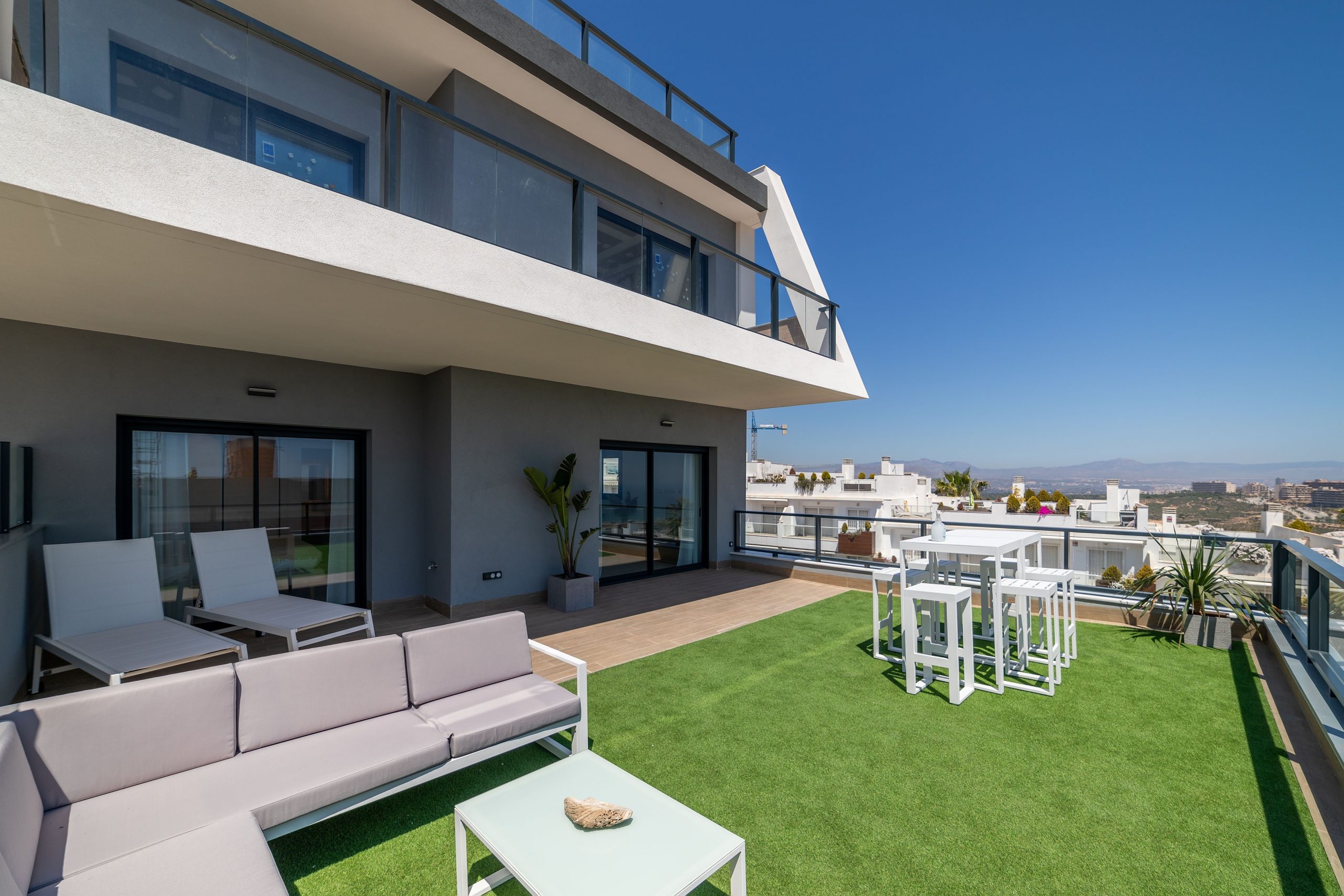 Apartmento con 3 dormitorios, gran terraza y vistas al mar en Gran Alacant
